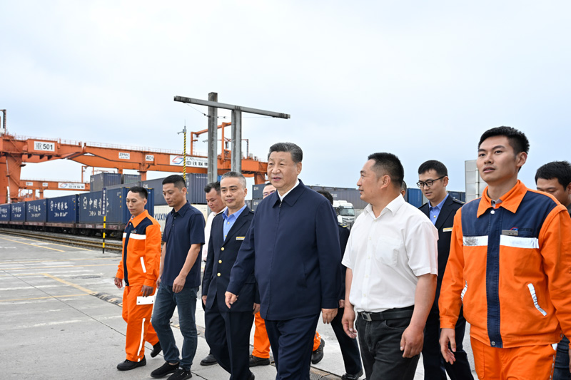 習近平在重慶考察時強調(diào)
進一步全面深化改革開放
不斷譜寫中國式現(xiàn)代化重慶篇章
蔡奇陪同考察「相關圖片」