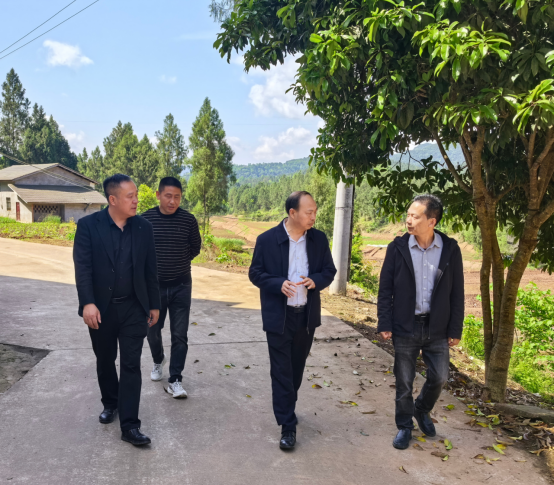 市供銷(xiāo)社黨組書(shū)記、理事會(huì)主任廖爵祿赴平昌縣土埡鎮(zhèn)大嶺村開(kāi)展幫扶工作